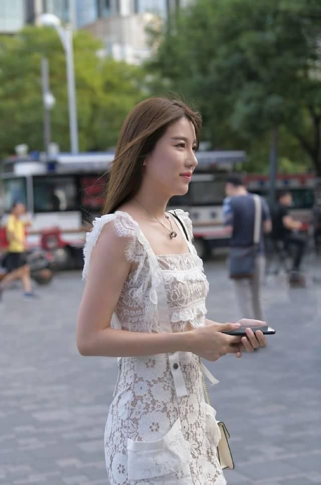 街拍美女：一袭束腰白裙，清凉自信，亭亭玉立