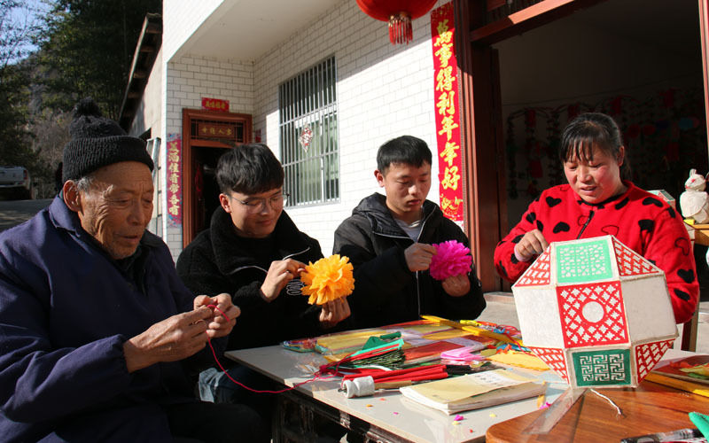 陈荣军$湖北郧西：民间老艺人扎花灯迎虎年