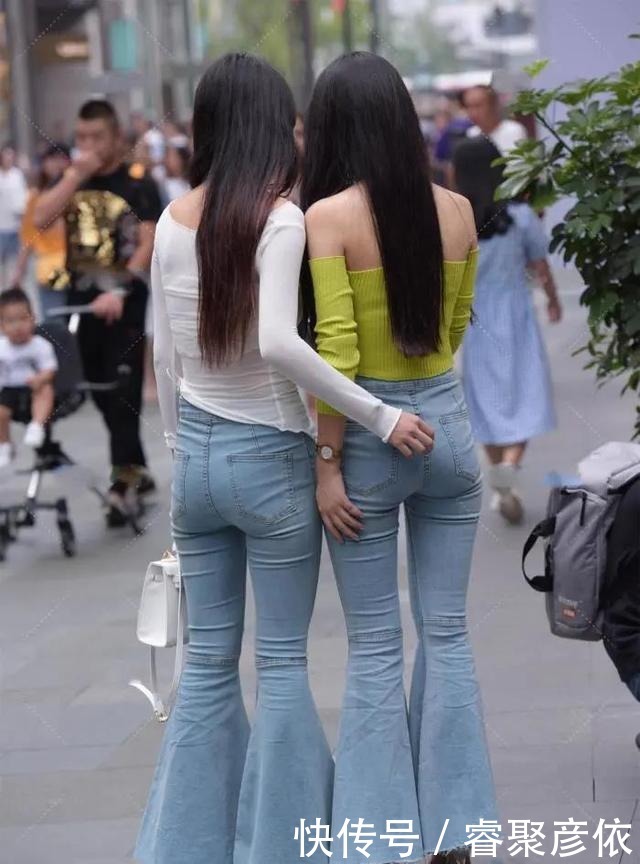 浅蓝色喇叭裤配个性上衣的穿搭,彰显性感之余又温柔优雅