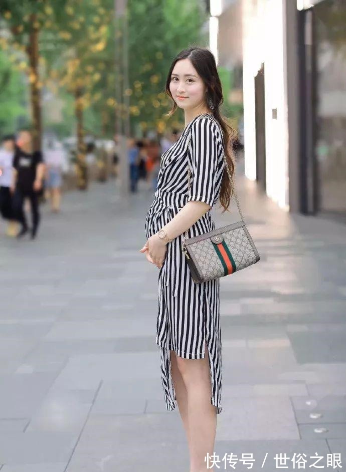 笑容|气质准妈妈,时髦的穿搭,展现最“慈祥”的笑容