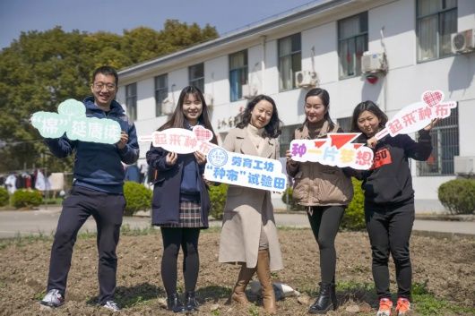 收获满满 松江大学生在校园里“种布”