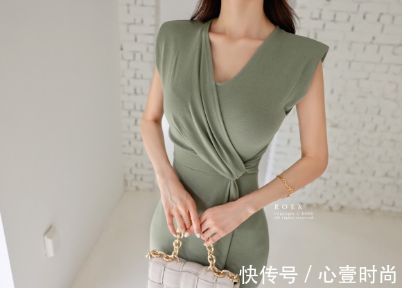 时尚搭配|女神孙允珠的时尚搭配:娉婷油绿悦彩花馨西斯廷长裙