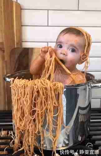 酱料|妈妈将6个月孩子放进锅里,用意面和酱料拌了,被斥:不负责任