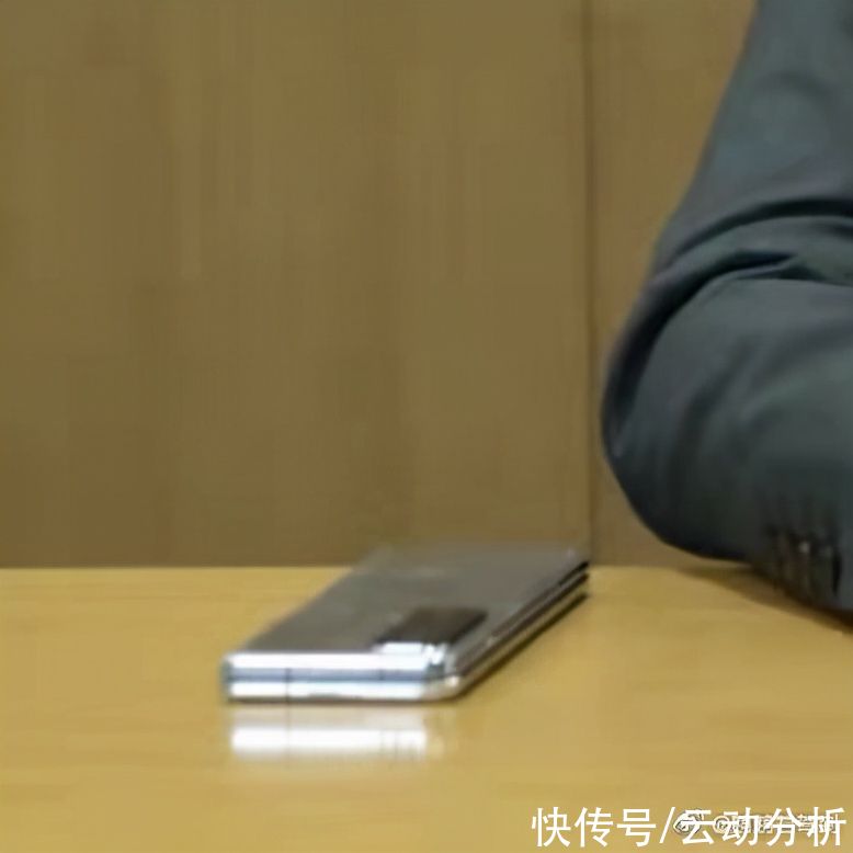 M荣耀CEO曝光Magic V折叠屏手机：行业最薄铰链技术