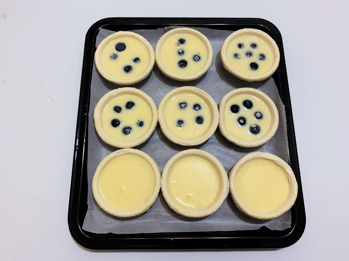 用蓝莓做一份蛋挞吃，每个都酸酸甜甜，香甜可口
