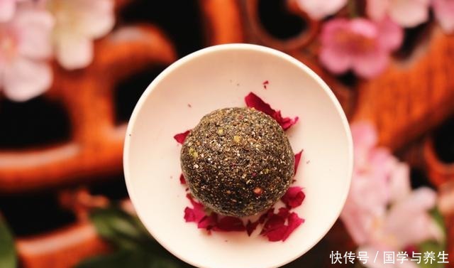 冬天常吃黑芝麻丸，教你三黑配方，不用九蒸九晒，做法太简单了