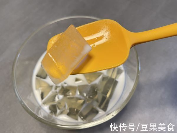 凉粉|跟饭店大厨学的雪梨菊花冻的做法，果然好吃到没朋友