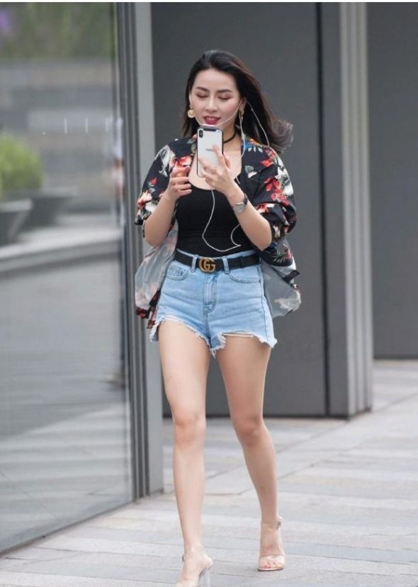 街拍:小姐姐穿着打扮是最为经典的搭配之一,帅气洒脱