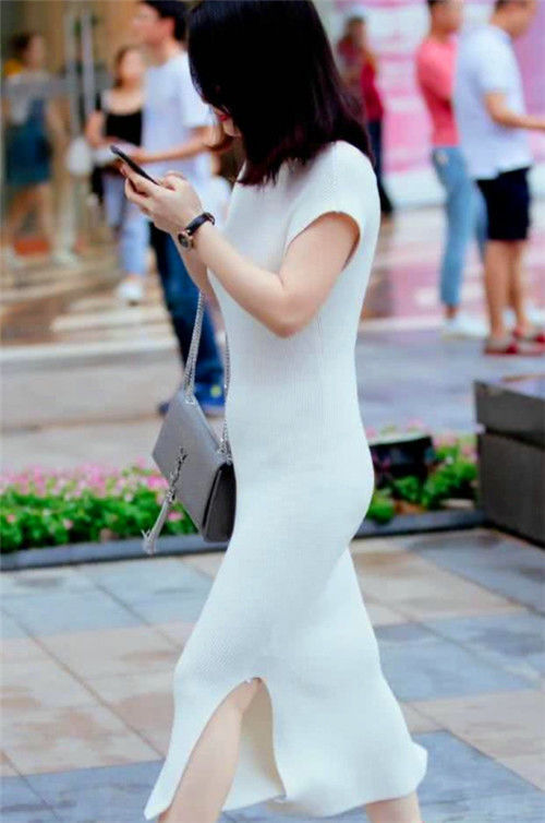 街拍:美女白色露肩紧身裙,身材曼妙长发披肩,窈窕多姿
