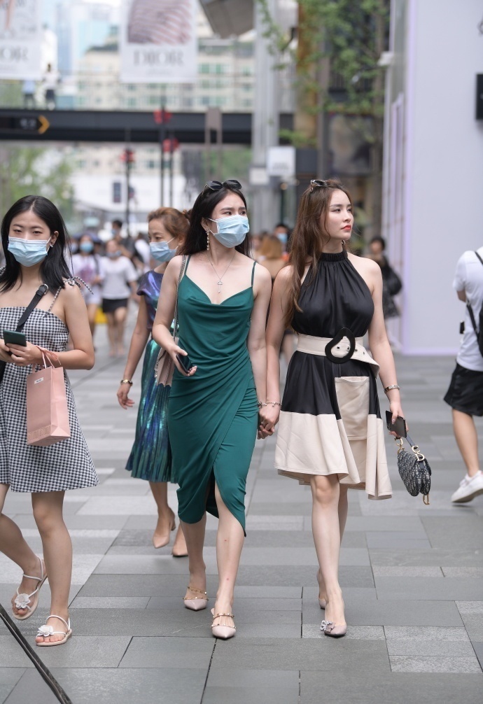 高跟鞋 时髦女生的开叉裙，搭配简单，既有身材又有气质！