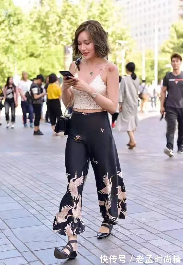 背心 充满回头率的穿搭,蕾丝吊带背心+阔腿裤,复古又显优雅迷人气质