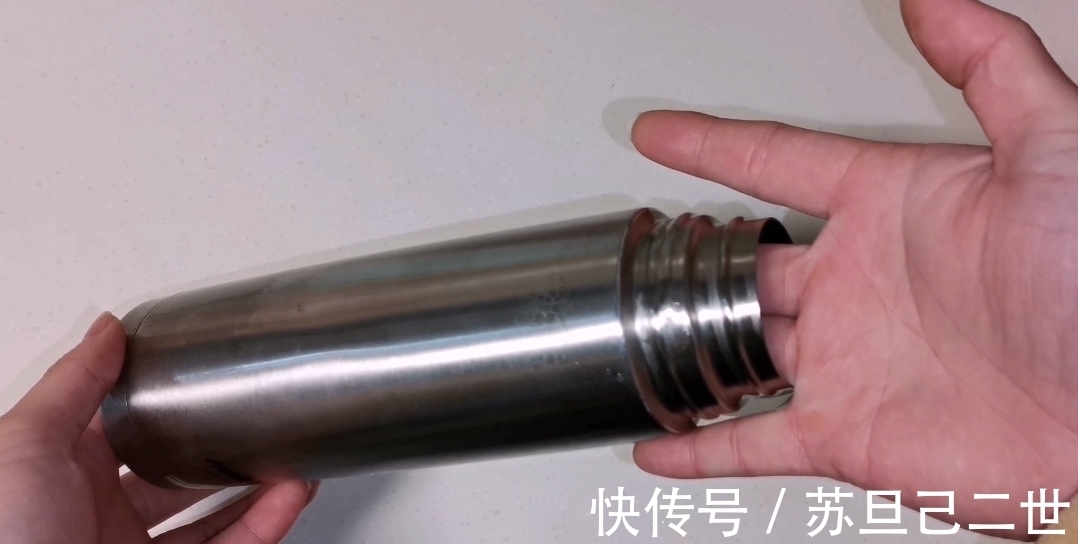 保温杯子太深难清洗？教你一招不用刷，杯子干净如新还杀菌，厉害