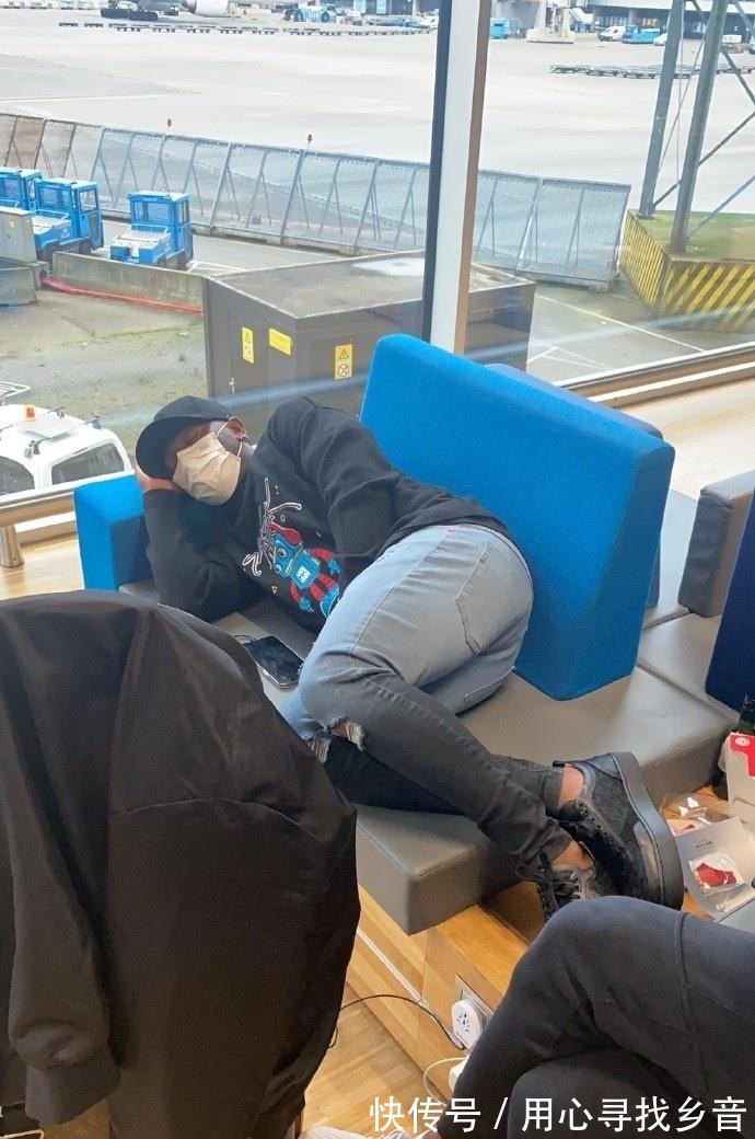 入境|万里驰援却被困机场几十小时,归化球员大骂足协,这次谁错了