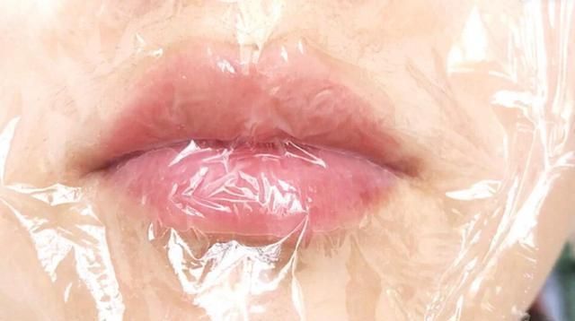 唇皮|嘴唇干裂如何快速“修复”?睡前简单三招,唇干女生“秒变嘟唇”