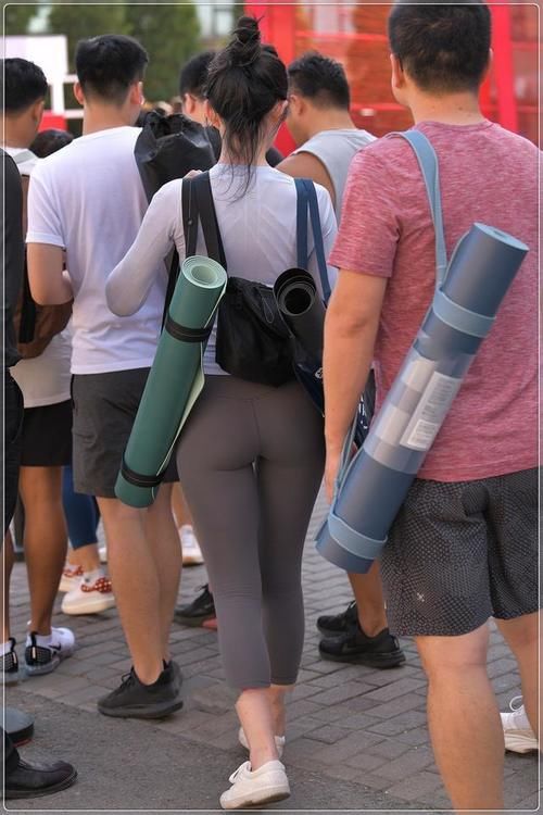 瑜伽裤|贴身舒适的瑜伽裤满满运动风，搭配亮眼的服饰，运动风十足