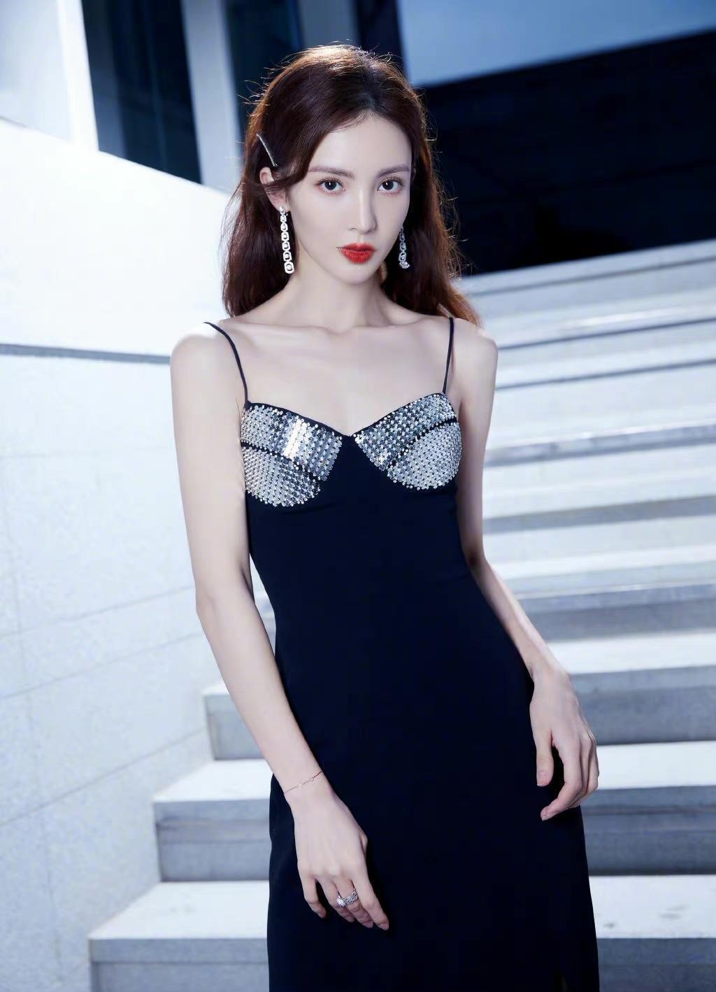 57岁的章小蕙对身材够“自信”，穿吊带连衣裙饱满丰盈，高级优雅