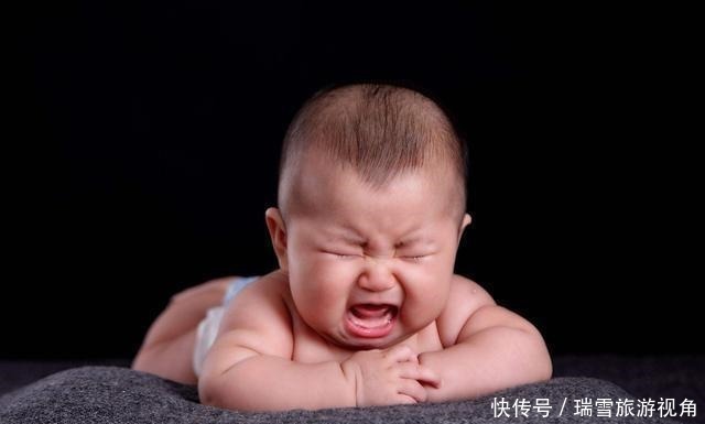 哥哥|双胞胎哥哥总是半夜哭闹,妈妈查看监控,眼前的画面让她无比气愤