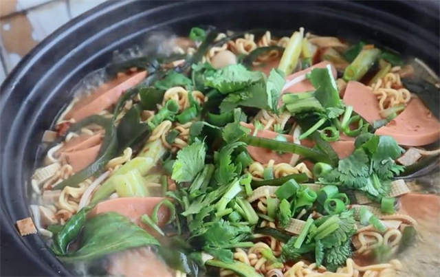 豆腐皮|砂锅方便面怎样做才好吃?原来在家做如此简单,一次做一锅不够吃