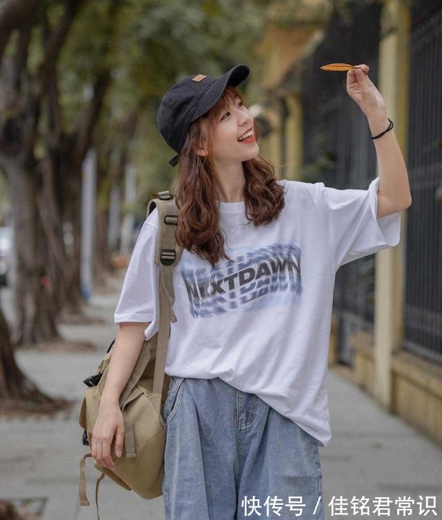 条纹 日系风格才是女性最爱的针织开衫搭配黑色长裤,确实很时髦!