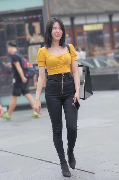 设计|街拍一排扣子设计真多,穿上身太晃眼了,关键是裤子布料太厚了吧