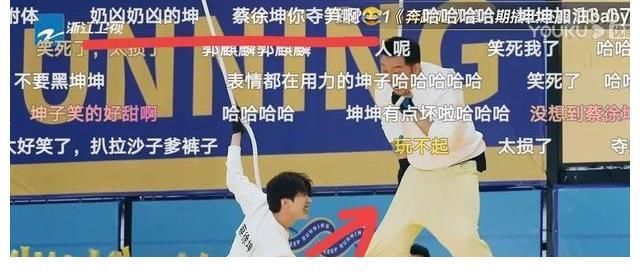 蔡徐坤在“跑男”疑似睡觉还玩手机?细节截图和网友弹幕说出真相