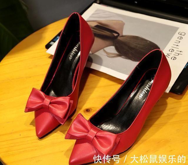 中空珍珠凉鞋女 女生别只会穿平底鞋,现在更流行穿“猫跟鞋”,显气质还不累脚