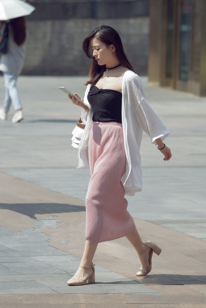 街拍|重庆街拍,一字肩的简约搭配,也能让你美美哒!