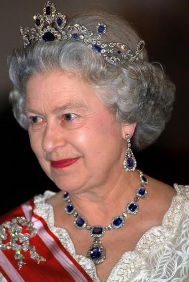 看到英国王室的首饰,再看到西班牙王室的首饰,差距大到不敢相信