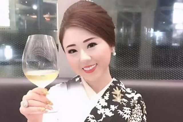  背叛|日本逆天妈妈桑：年入30亿，只有金钱和狗不会背叛！