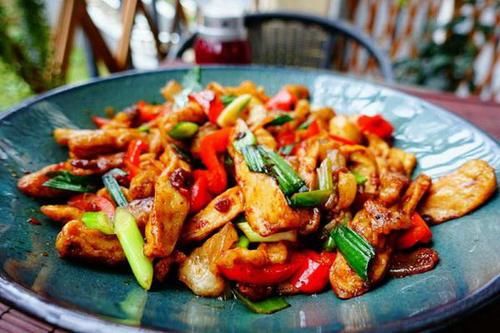 川菜大厨教你做回锅肉，焯水前多加一步，保证肉质鲜嫩不油腻！