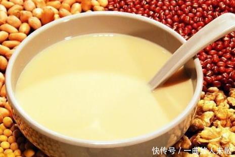 做豆浆,豆子泡好别直接打大厨教你一招,豆浆香浓细腻,特好喝