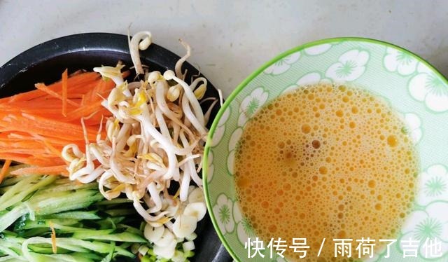 面条|面条别在水煮了,搭配蔬菜作为炒面,营养丰富,好吃到舔盘!