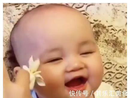 妈妈|一岁萌娃迷人表情走红,妈妈“逗娃”手法引争议,网友:我也要!