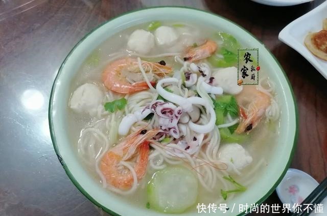 中午到老妈那蹭饭,大碗面一上桌,网友沸腾确定了,绝对是亲妈!