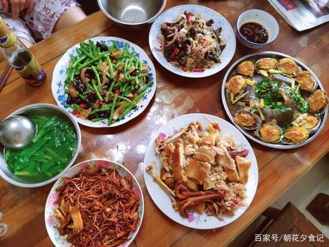 晒一晒妈妈做的晚餐,朋友圈评论看这伙食,每月四千都不够吃
