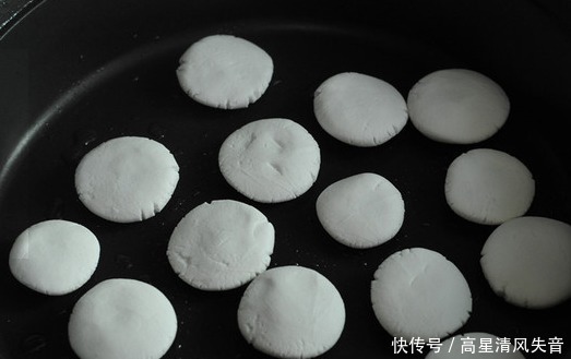 1碗糯米粉,1勺红糖,1勺白糖,简单几步做出糖油粑粑,香甜软糯