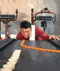 |搞笑GIF:表妹担心有人偷竹子,她每天一个人去后山点数!