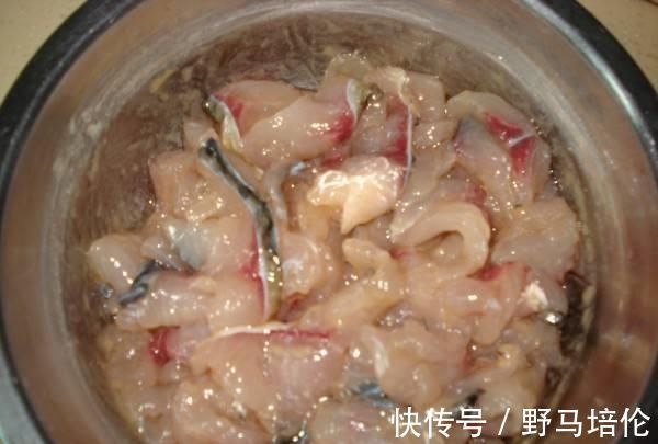 水煮鱼|大厨做水煮鱼的秘方，鱼片下锅前，加入这3味腌制，鲜香味美