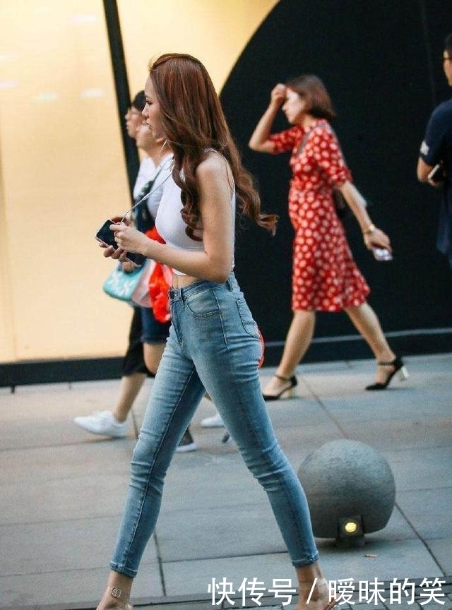  连衣裙|美女街拍：小姐姐气质甜美可人，白色连衣裙外搭披风，优雅大方！