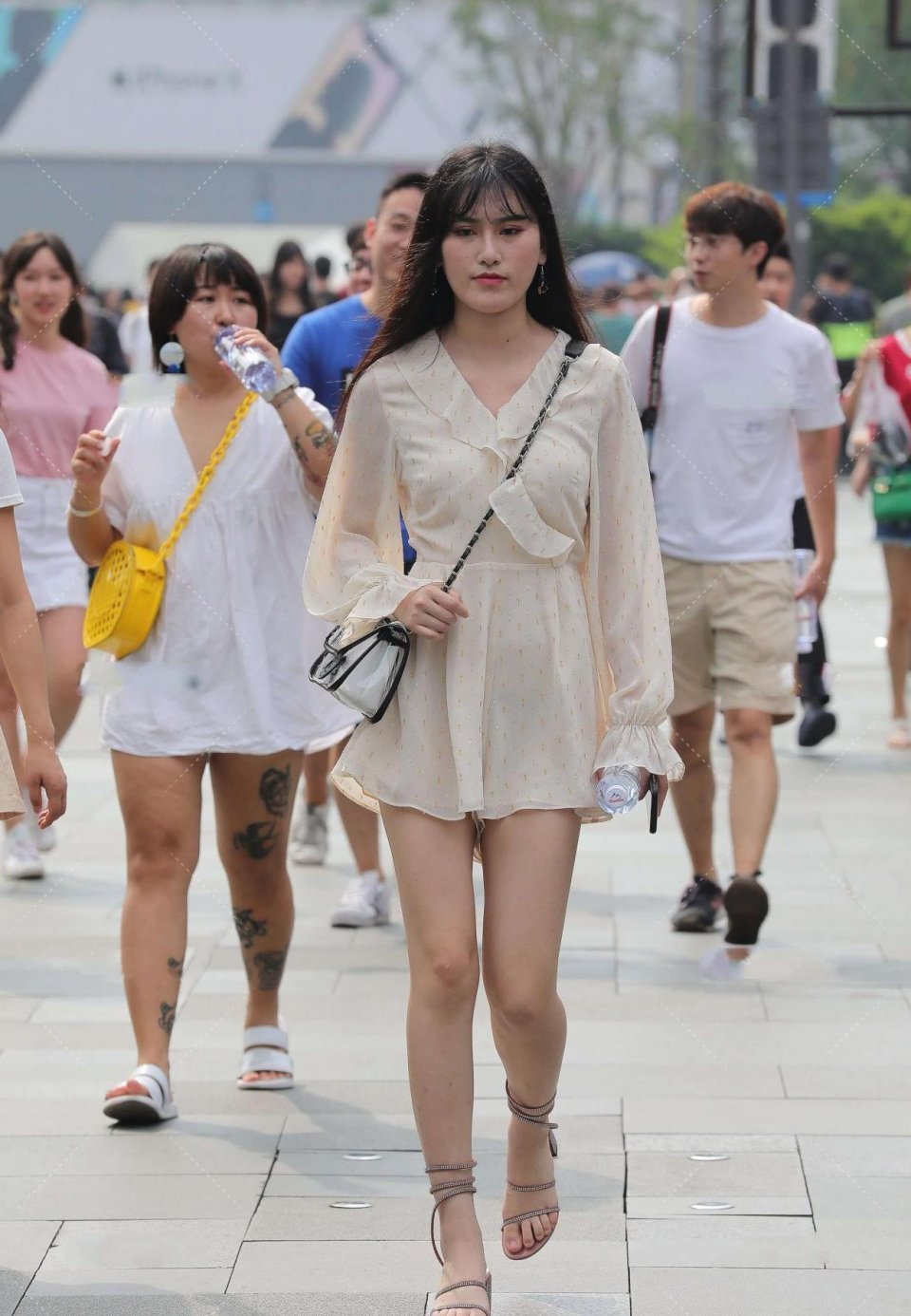 减龄|非常有艳丽的北方妹子，简约又减龄的搭配，好想带她回老家长长脸