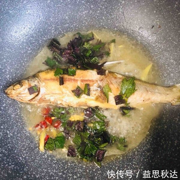 烧鱼,加醋去腥就废了,正确的是放“它”,上桌就扫光