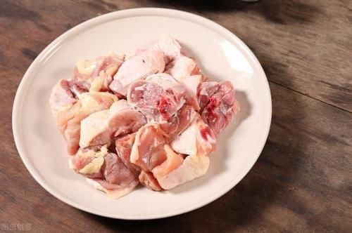 炖鸡时,不能直接加水炖,看看大厨的做法,鸡肉鲜嫩还不腥