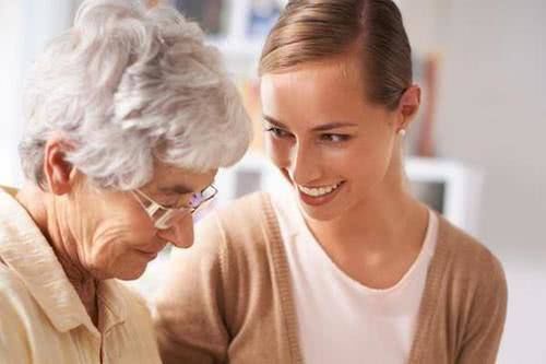 对方|70岁婆婆被送女儿家养病,儿媳被骂白眼狼,一番话堵得对方哑口无言