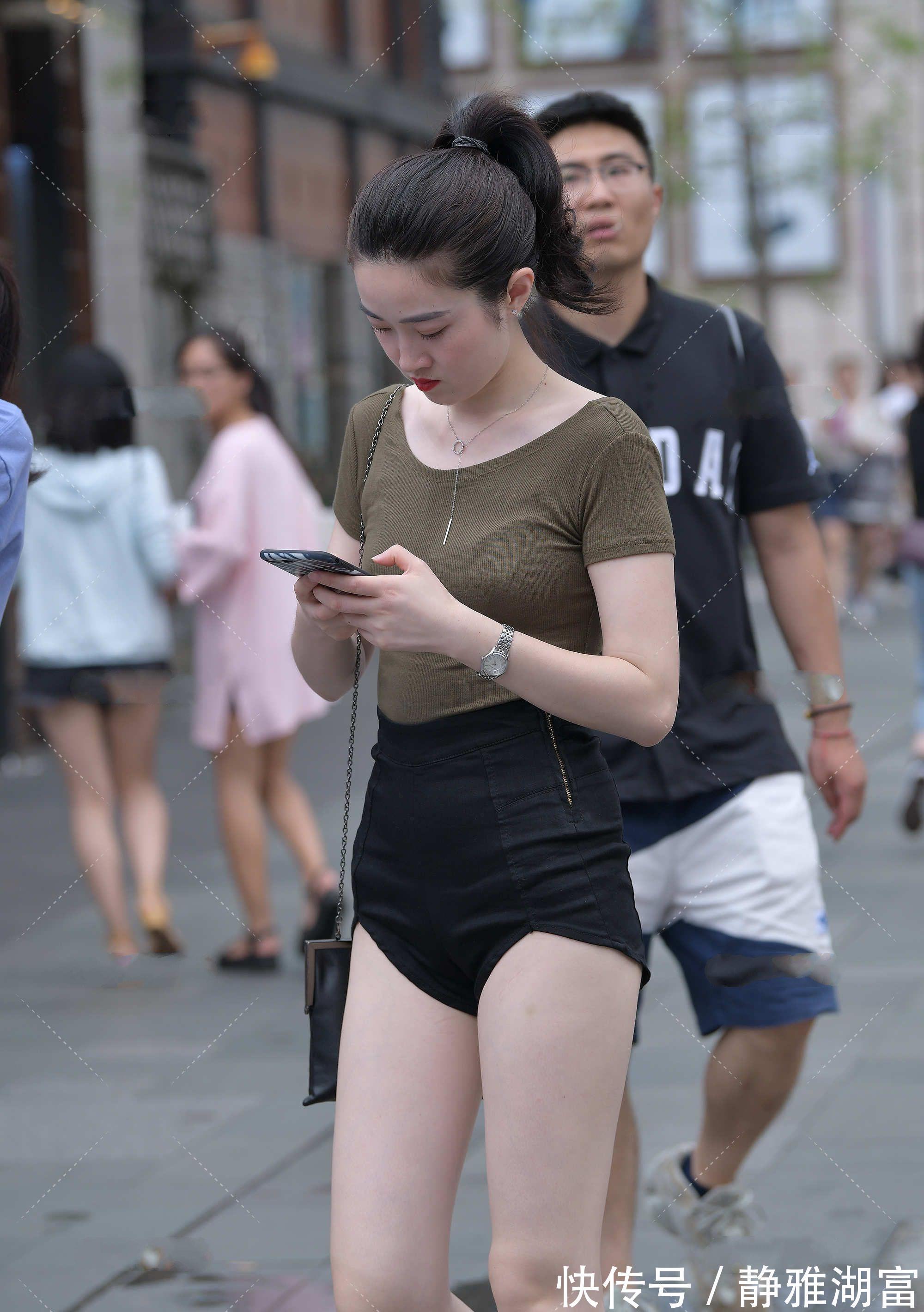 小姐姐|看似简单的圆领针织衫,后背采用镂空式设计,也太时髦了吧