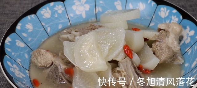 炖排骨汤时,最忌直接焯水,大厨教你多加2步,排骨不腥不柴!