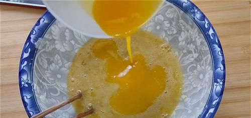 2.不要做得太大了，外边酥得直掉渣，吃着更香甜，真过瘾