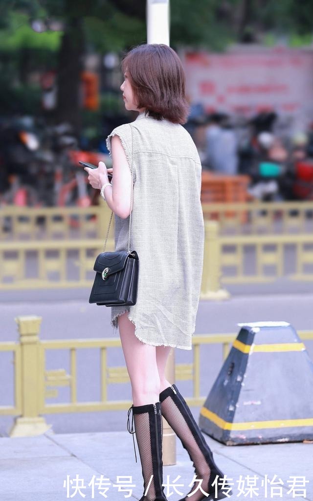 自信|灰色长款衬衫搭配黑色个性靴子,温婉简约,潇洒自信