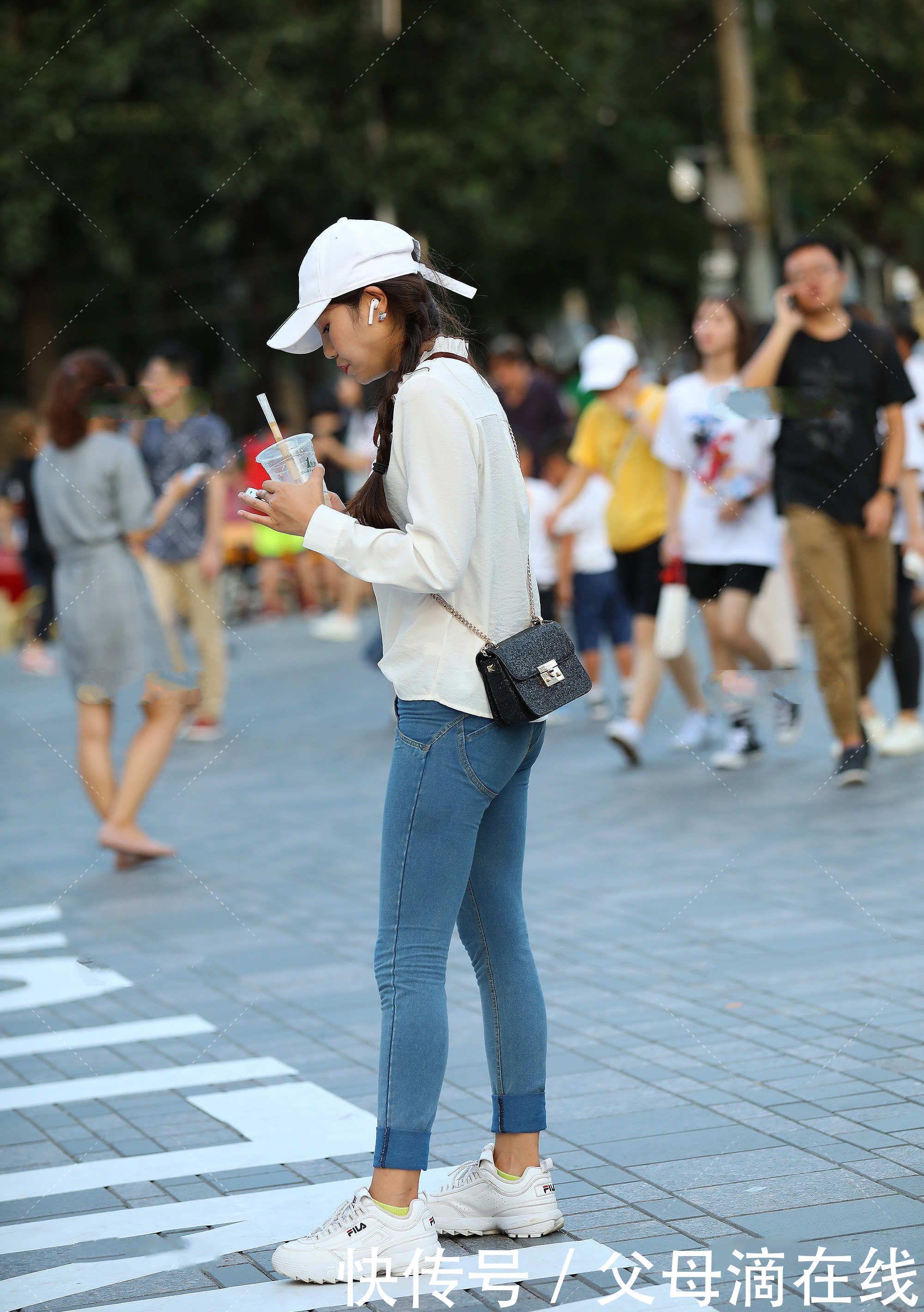 辫子|日系花边白色上衣搭配牛仔裤,辫子配帽子,温柔又可爱