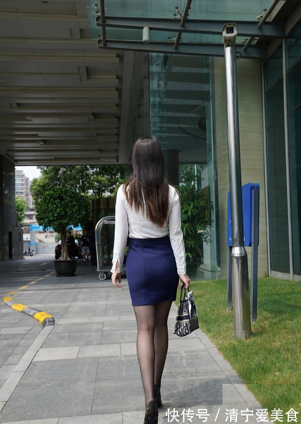 高跟鞋 潮流穿搭:白色衬衫搭配蓝色高腰短裙