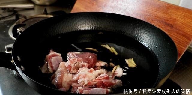  炖羊肉时，有人焯水有人直接炖小董教你正确做法，汤白无腥味